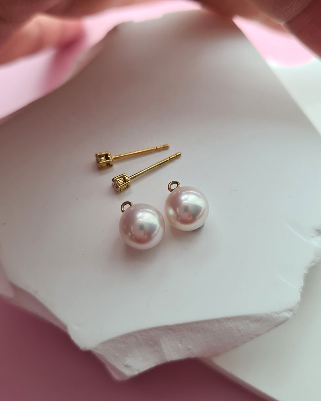 White Akoya Pearl 18k Stud Earrings with Pink Sheen 7.5mm