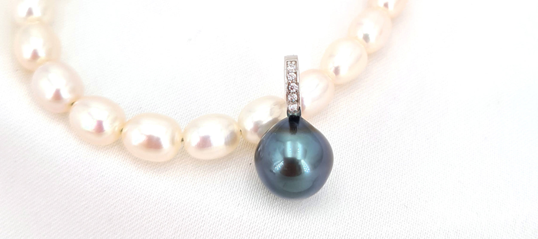 Tahitian Pearl Jewelry | Saltwater Tahitian Pearl Necklace and Earrings