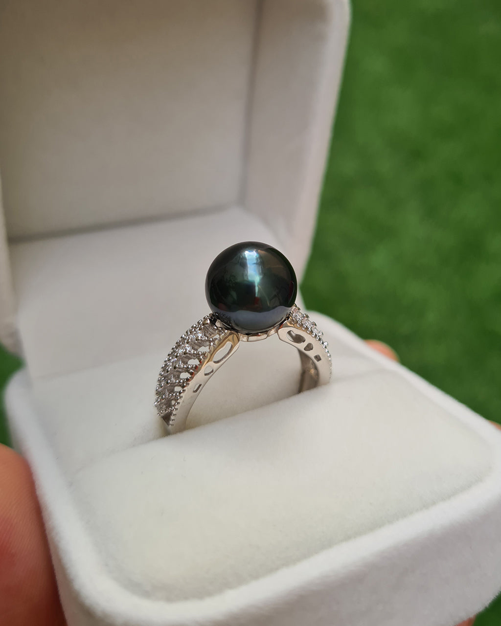 18k White Gold Tahitian South Sea Pearl Ring with Diamonds For Sale at  1stDibs