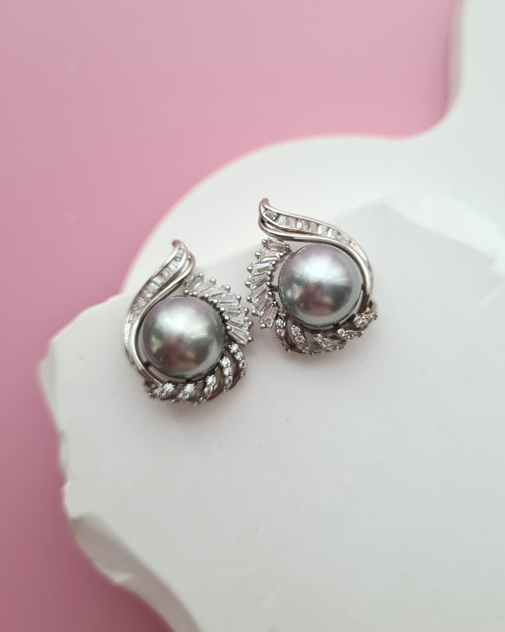 Gray pearl earrings shop