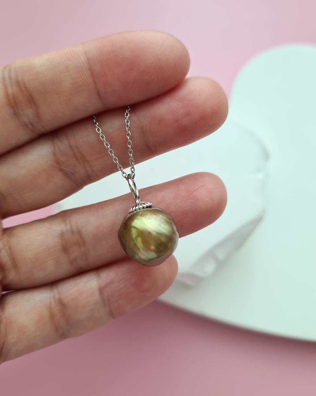 Metallic Green and Purple Wrinkled Pearl Pendant Necklace