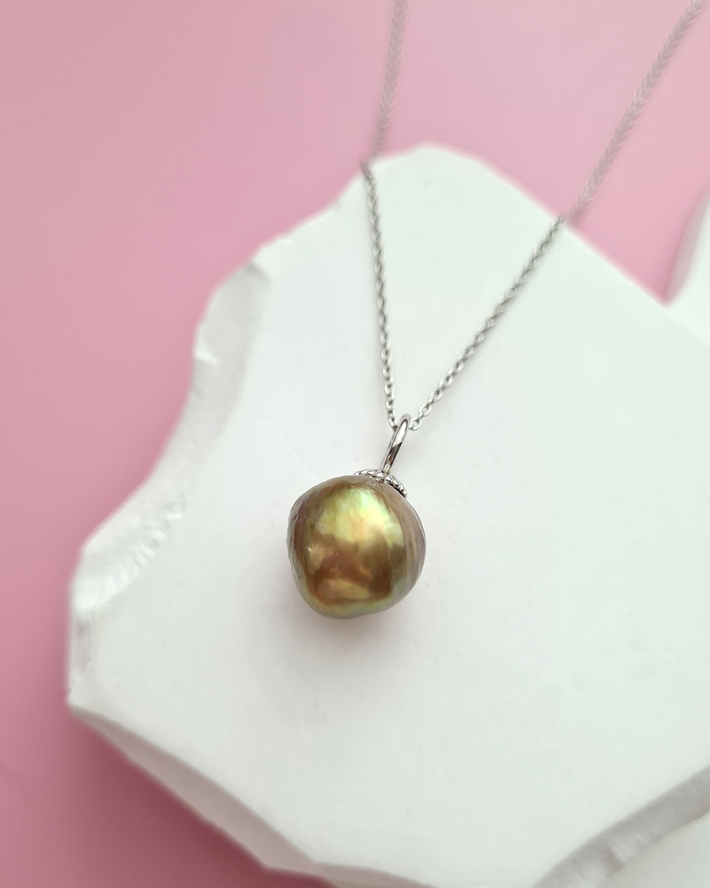 Metallic Green and Purple Wrinkled Pearl Pendant Necklace