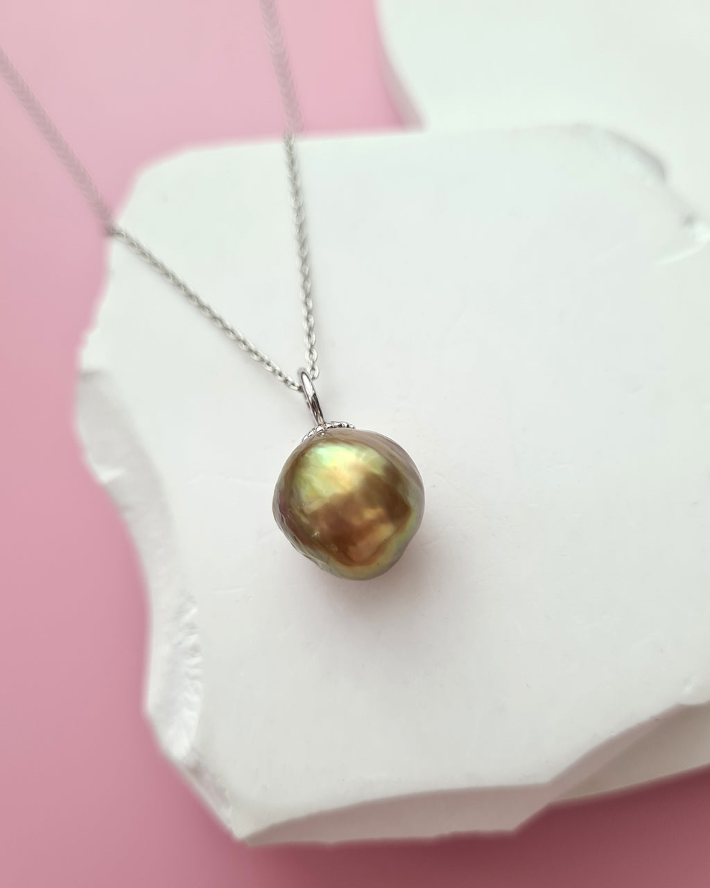 Metallic Green and Purple Wrinkled Pearl Pendant Necklace