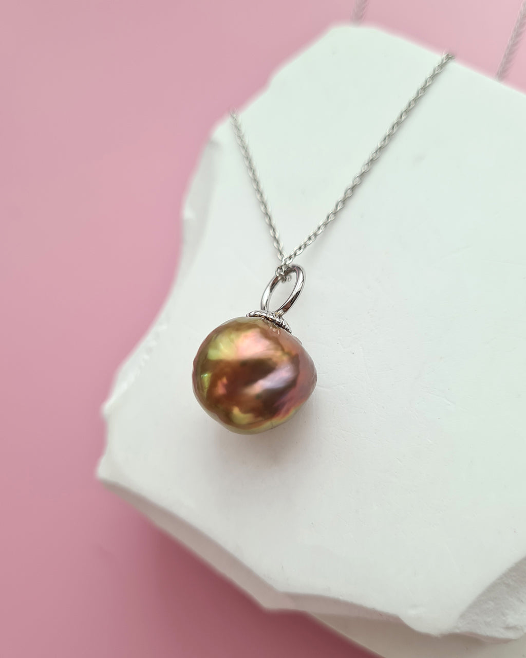 Metallic Green and Purple Wrinkled Pearl Pendant Necklace