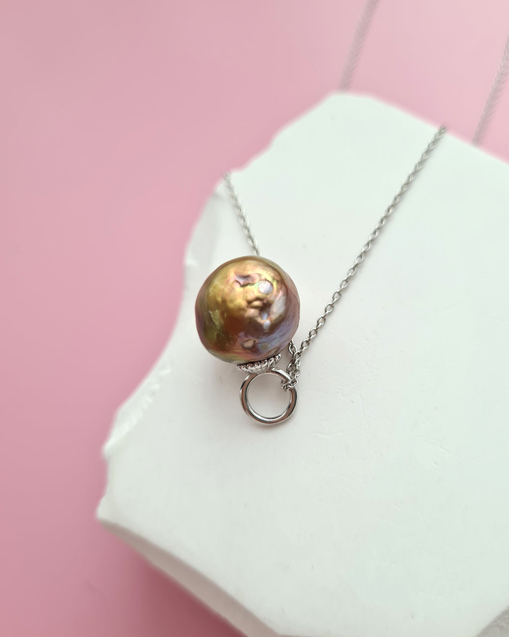 Metallic Green and Purple Wrinkled Pearl Pendant Necklace