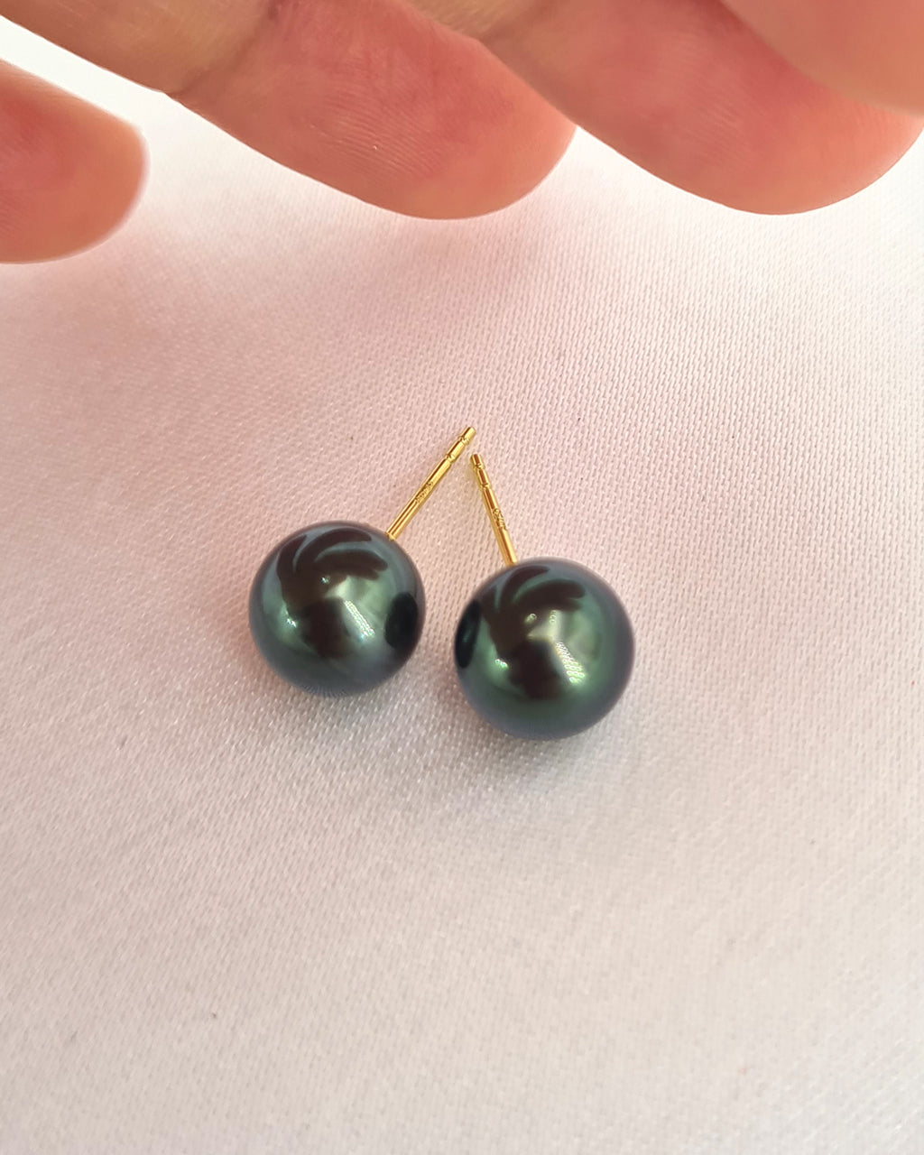 Tahitian Pearl 18K Gold Stud Earrings 8.6mm to 8.7mm Glitz And Love