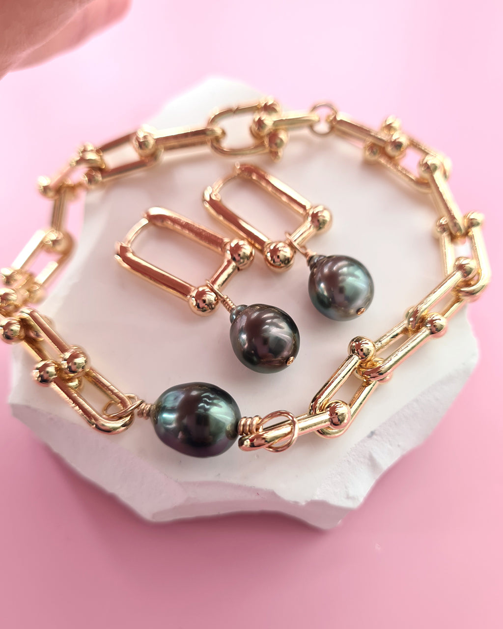 Tahitian Pearl Bracelet with Horseshoe Chunky Chain | Pearl Jewelry Singapore
