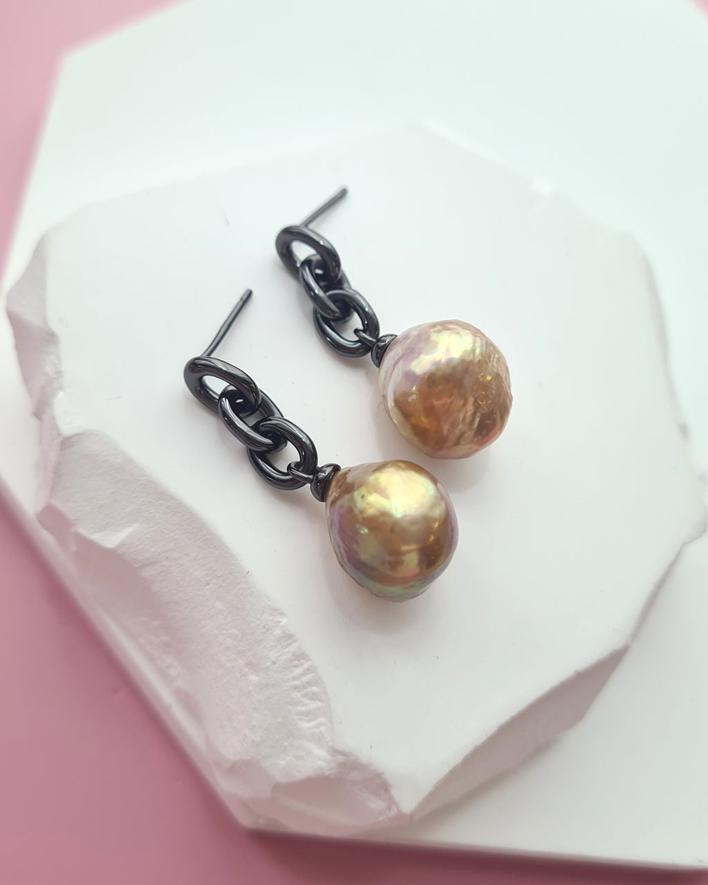 Wrinkled Pearl Earrings - Metallic Green, Black Chain Earrings, Modern Pearl Jewelry for Busy Women